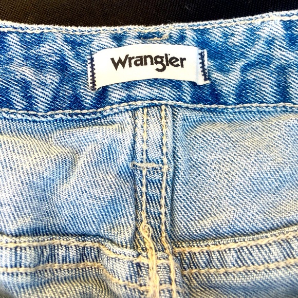 Wrangler Branded Denim Shorts in Size 27 - Picture 2 of 5